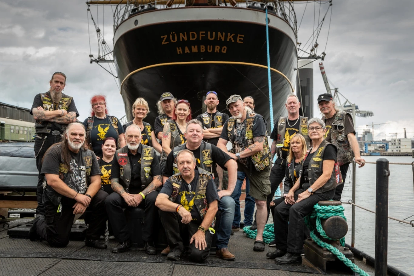 Gruppenbild auf dem Schwimmkran Saatsee von WIWI Foto & Film
