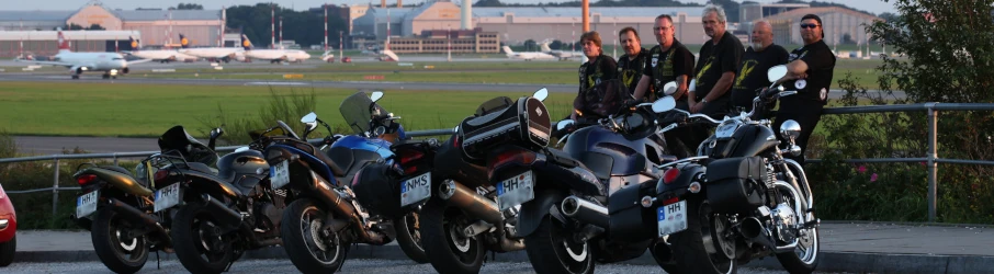 Gruppenfoto am Flughafen